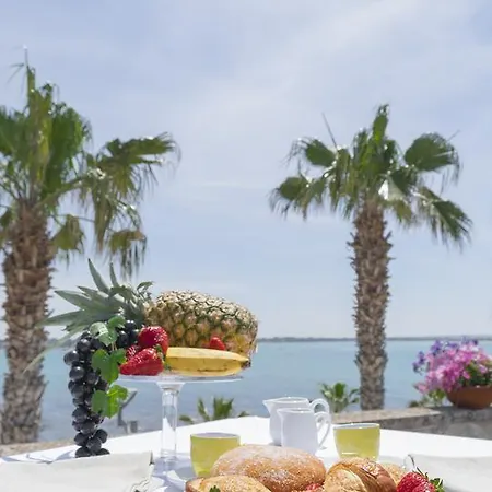 Acquamarina לינה וארוחת בוקר 4*